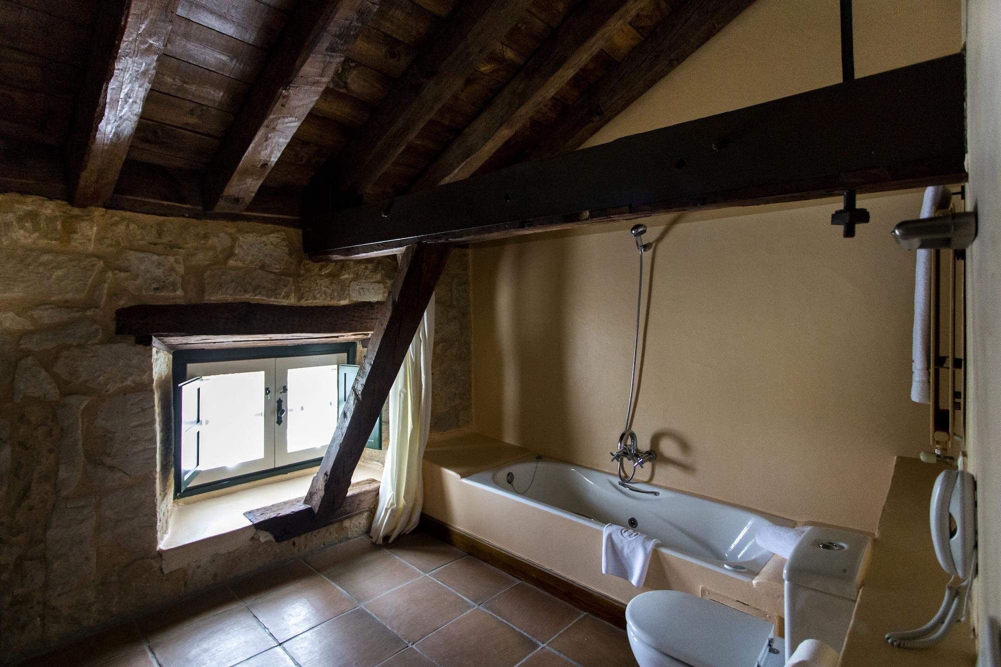 Hacienda Zorita Wine Hotel & Spa Valverdon ภายนอก รูปภาพ Bathroom in the house