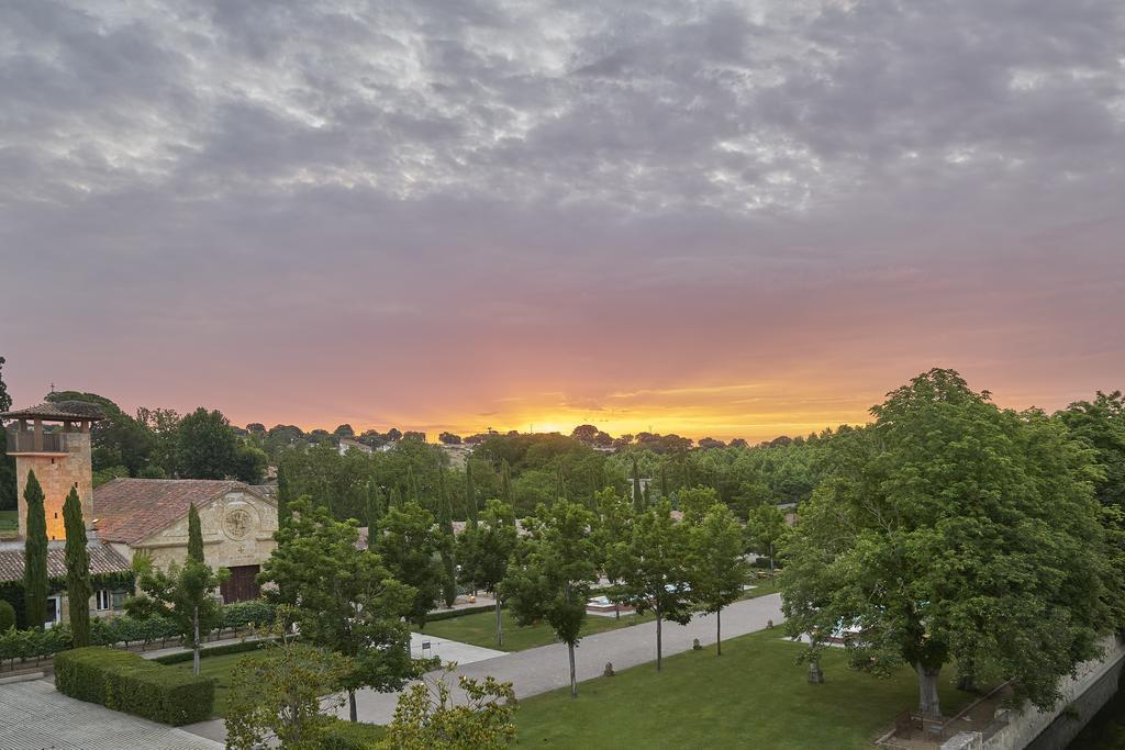 Hacienda Zorita Wine Hotel & Spa Valverdon ภายนอก รูปภาพ Sunset over the town