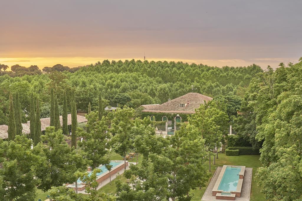 Hacienda Zorita Wine Hotel & Spa Valverdon ภายนอก รูปภาพ The property at sunset