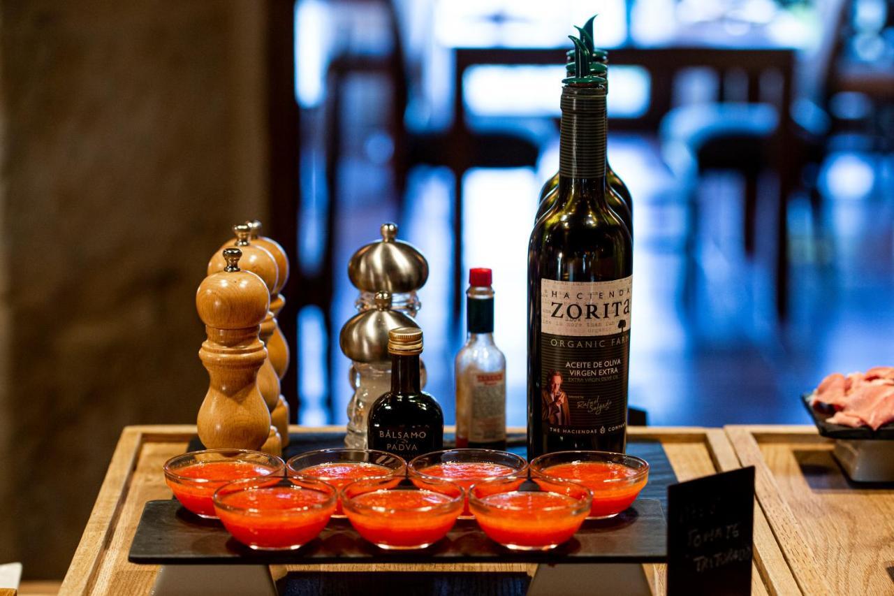 Hacienda Zorita Wine Hotel & Spa Valverdon ภายนอก รูปภาพ A bottle of ZORIT